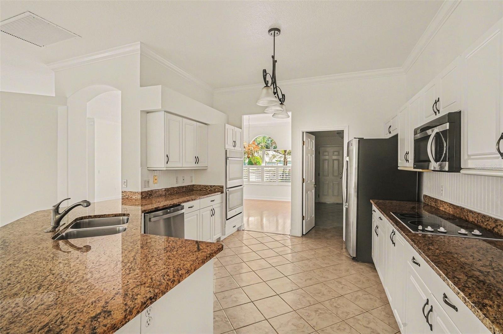 Image 3 of 39 For 8 Fox Cliff Way