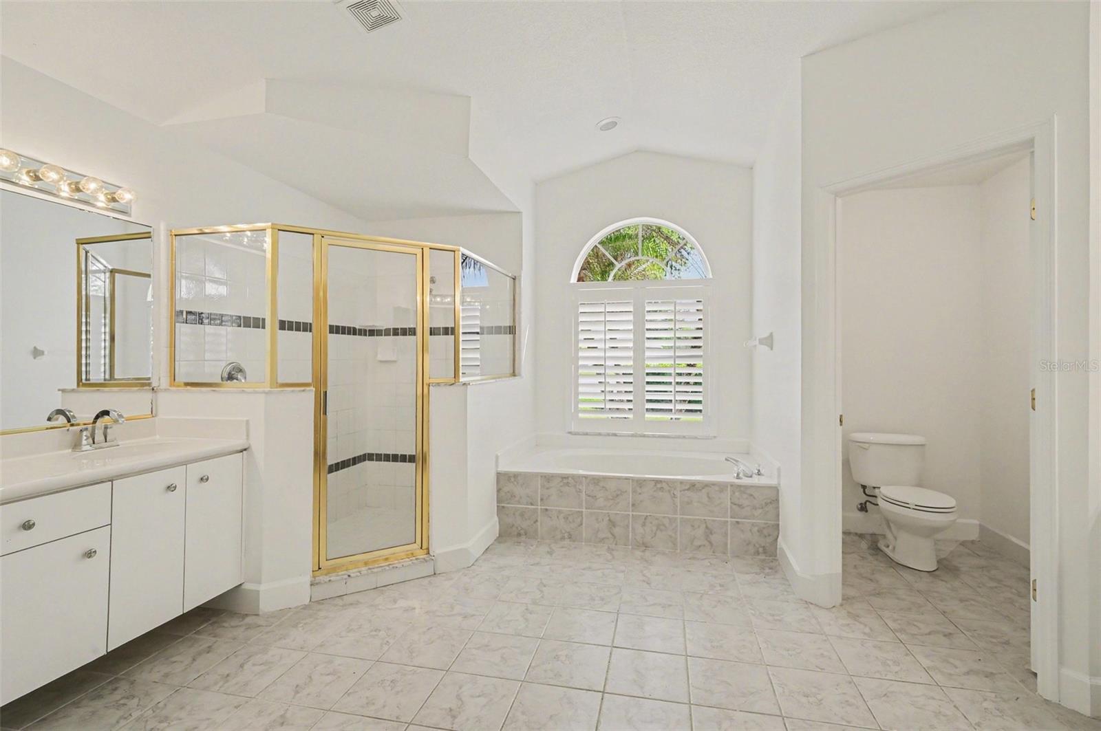 Image 31 of 39 For 8 Fox Cliff Way