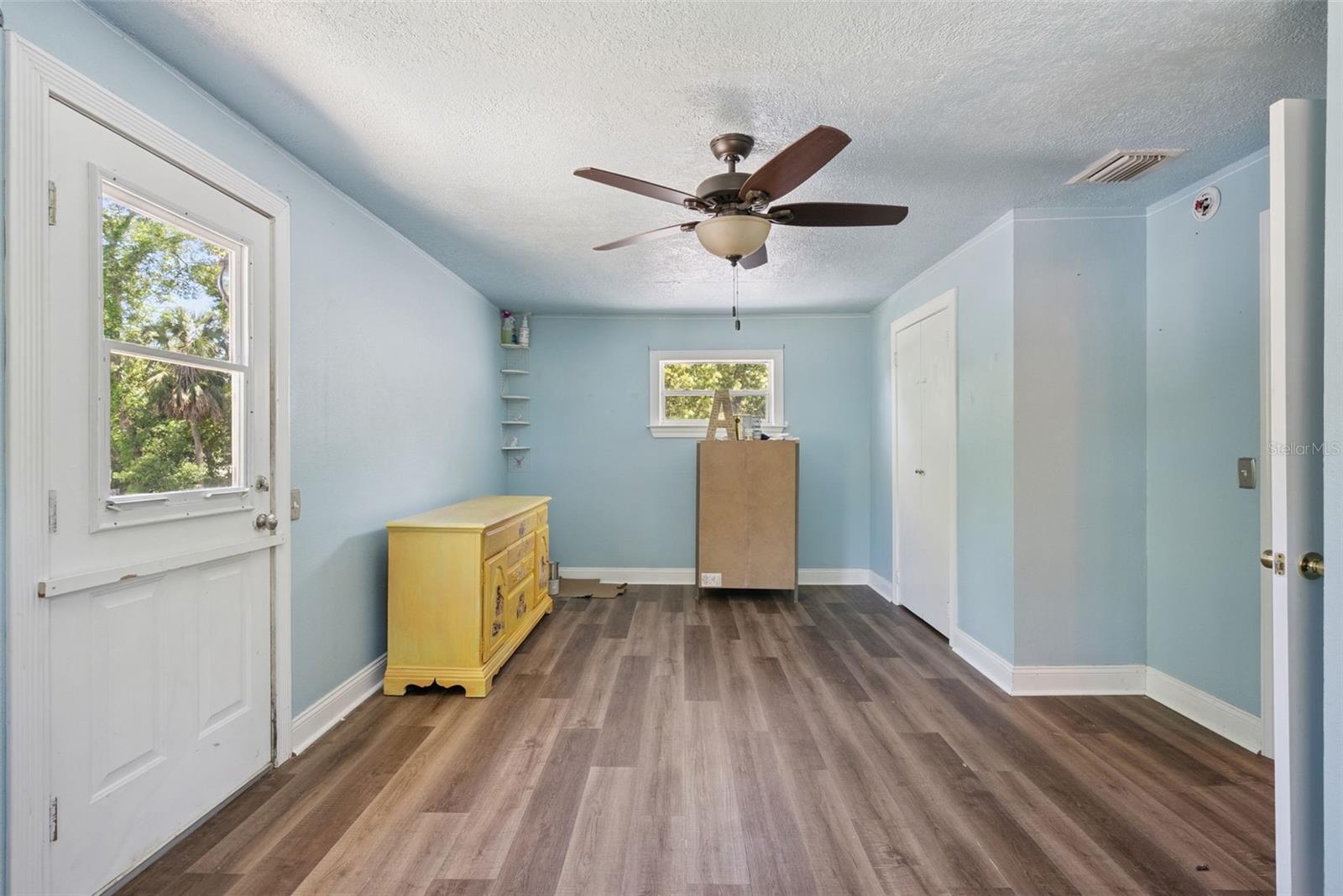 Image 21 of 56 For 1048 Grandview Street