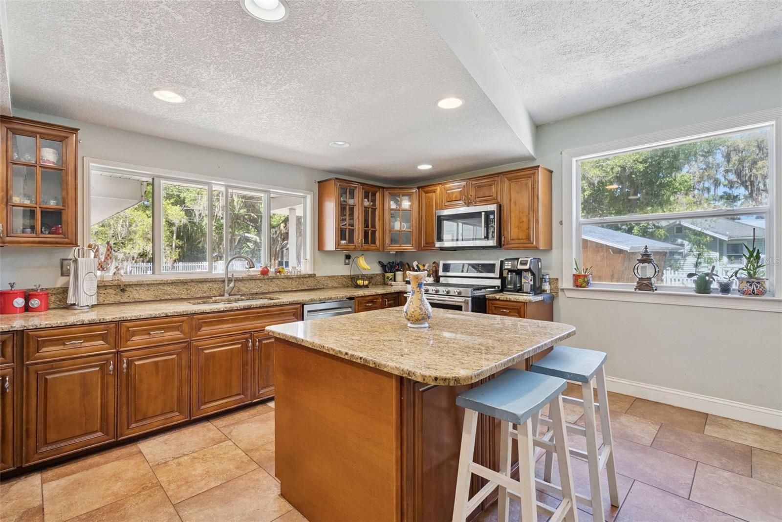 Image 9 of 56 For 1048 Grandview Street