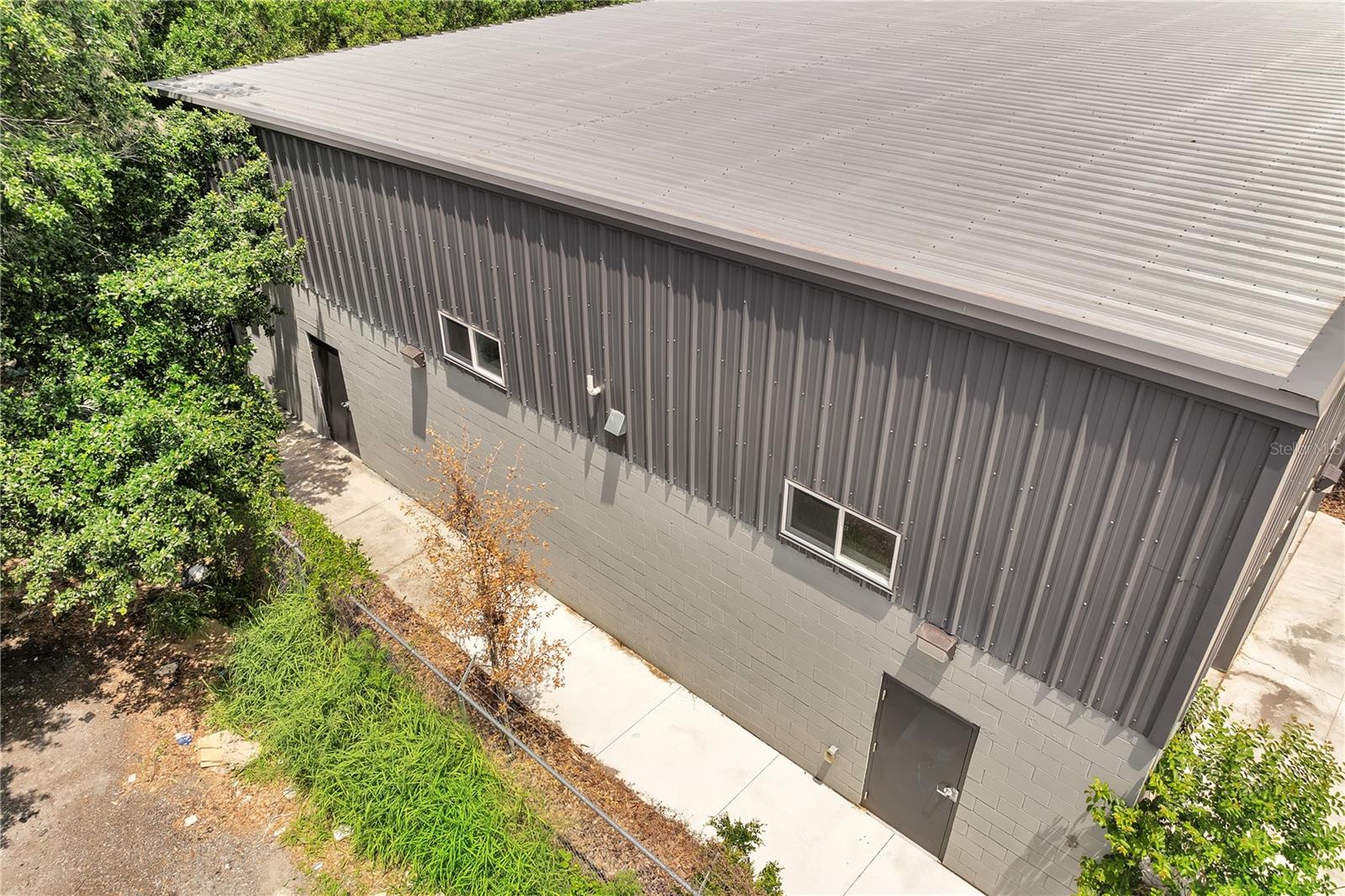 Image 11 of 35 For 560 Barry Street