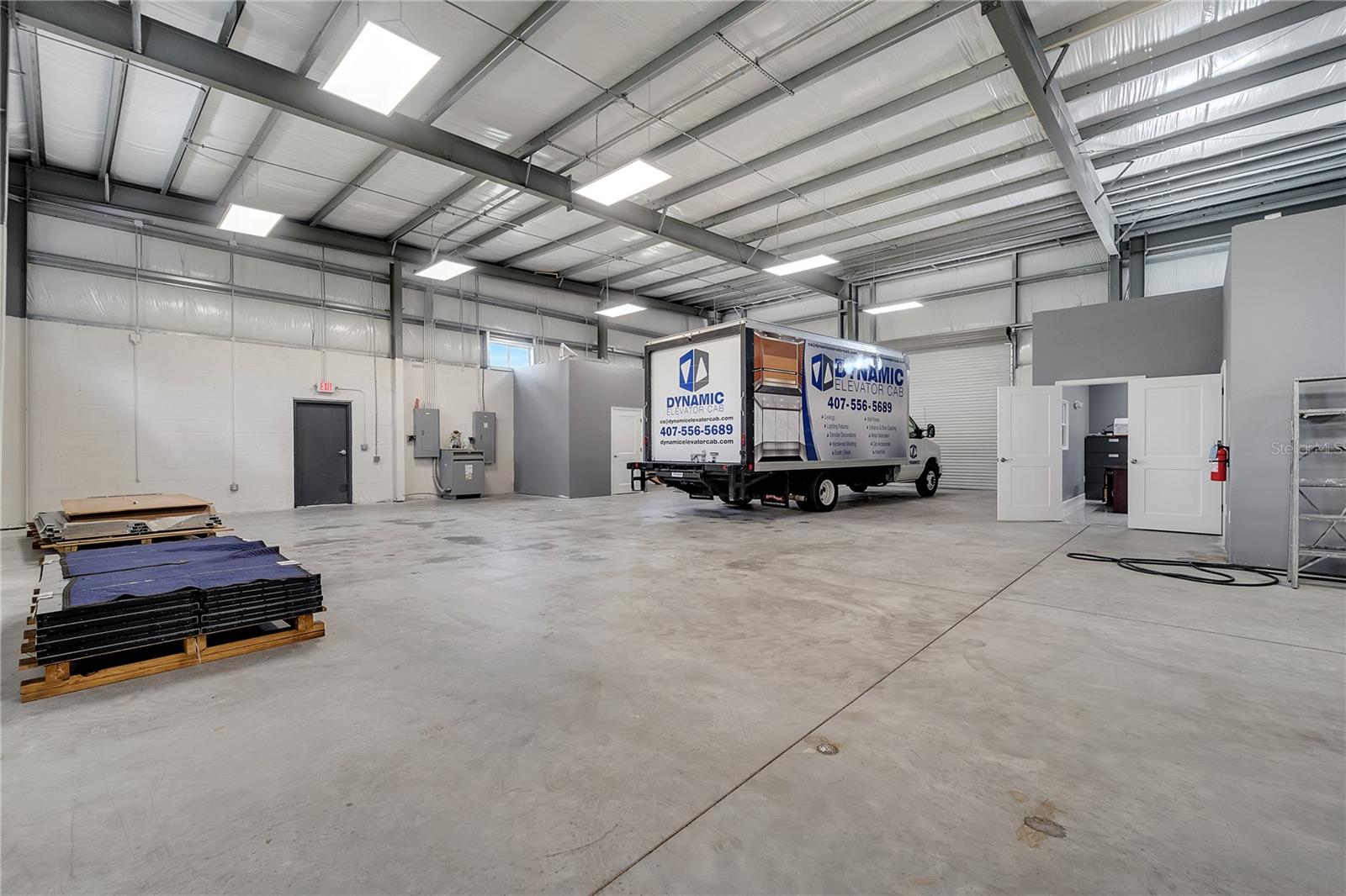 Image 17 of 35 For 560 Barry Street