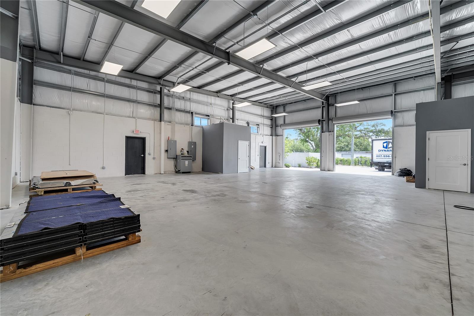 Image 19 of 35 For 560 Barry Street