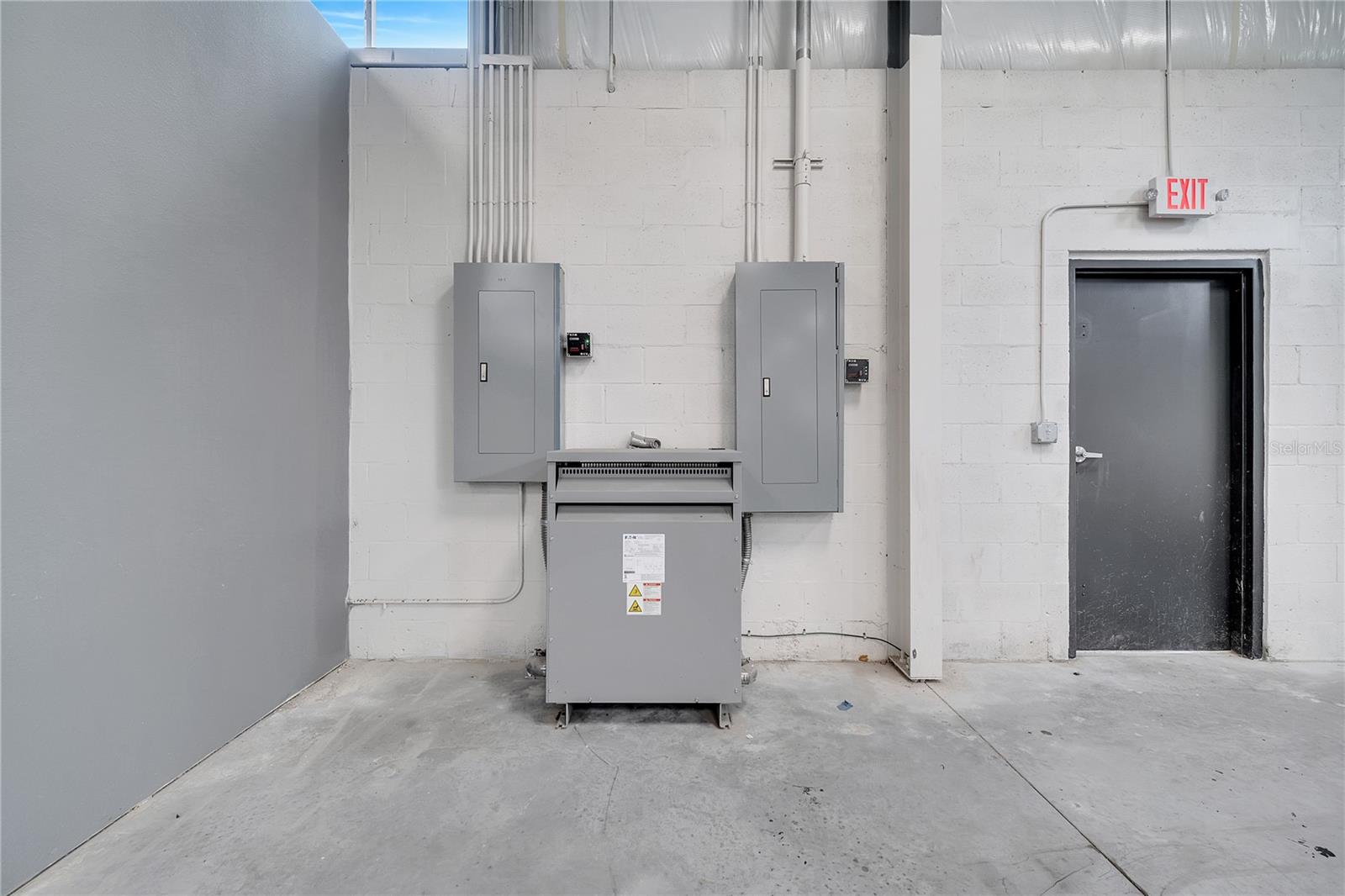 Image 21 of 35 For 560 Barry Street