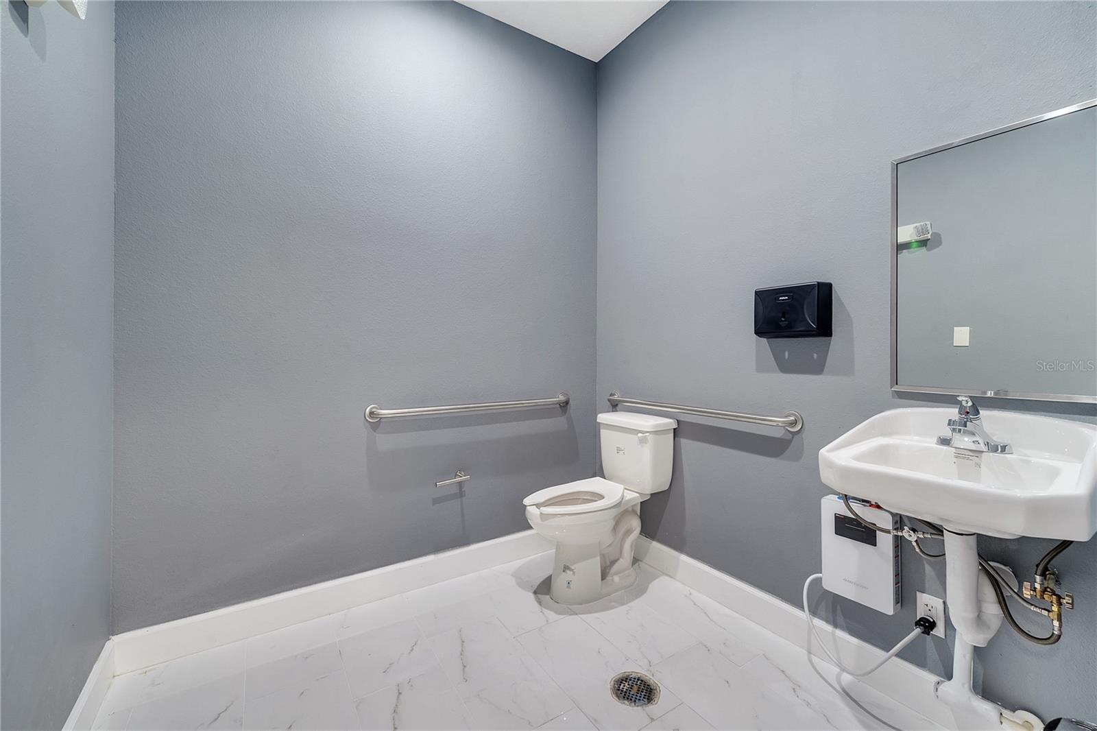 Image 22 of 35 For 560 Barry Street