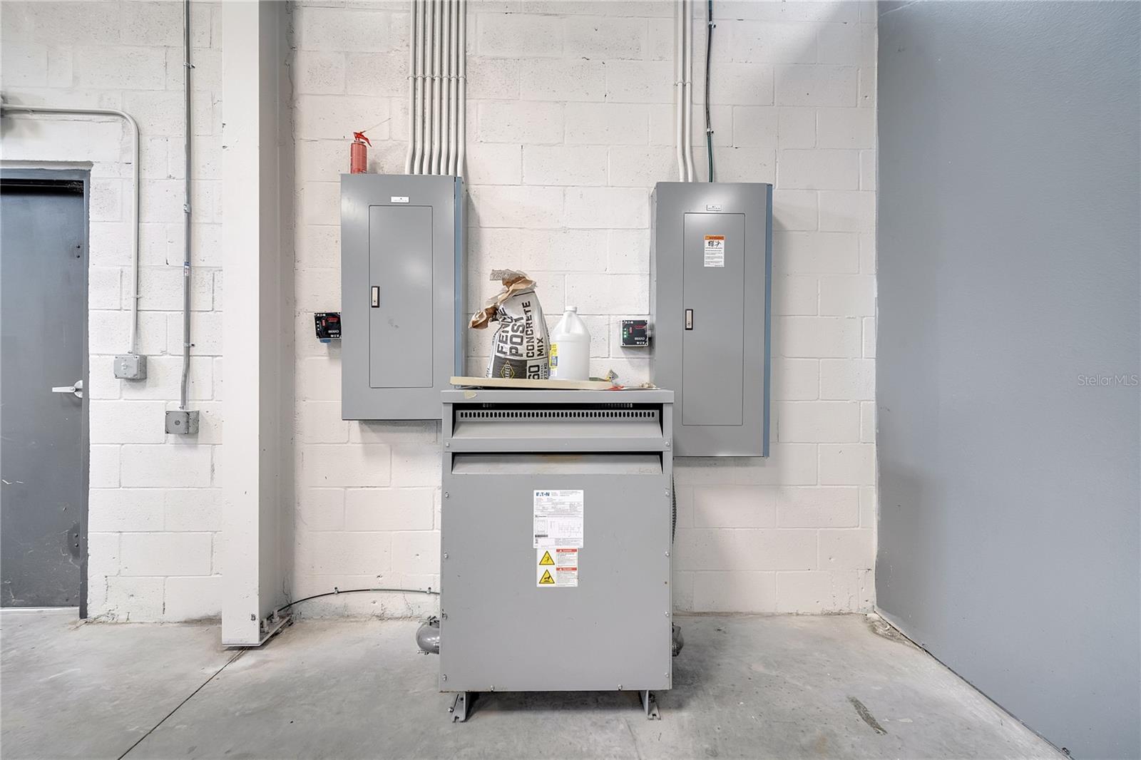 Image 23 of 35 For 560 Barry Street