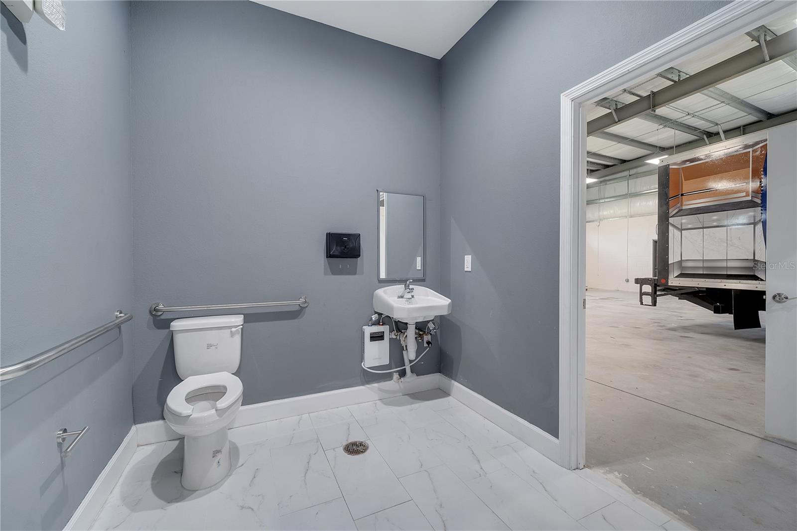 Image 25 of 35 For 560 Barry Street