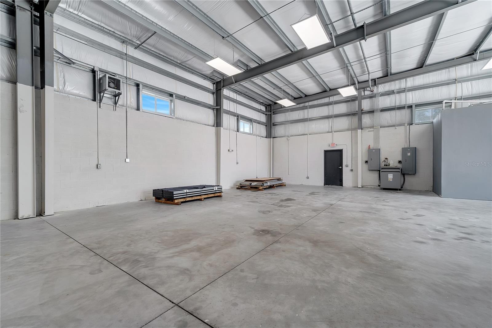 Image 27 of 35 For 560 Barry Street