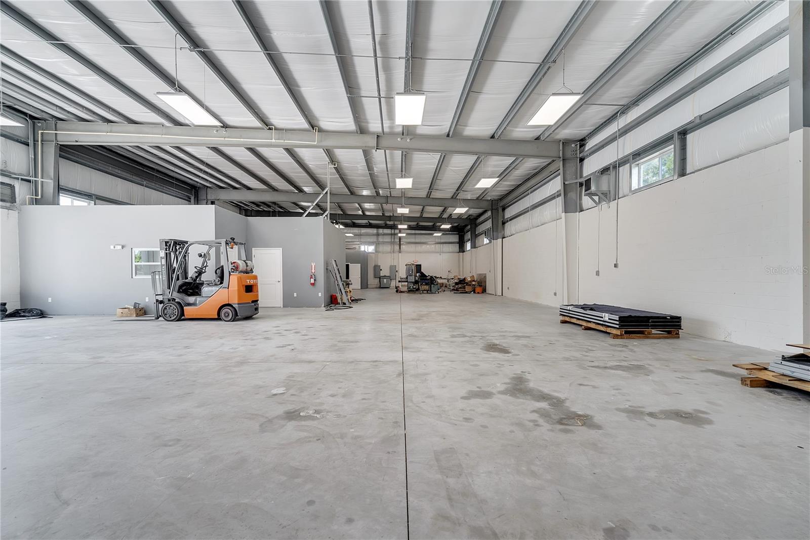 Image 28 of 35 For 560 Barry Street