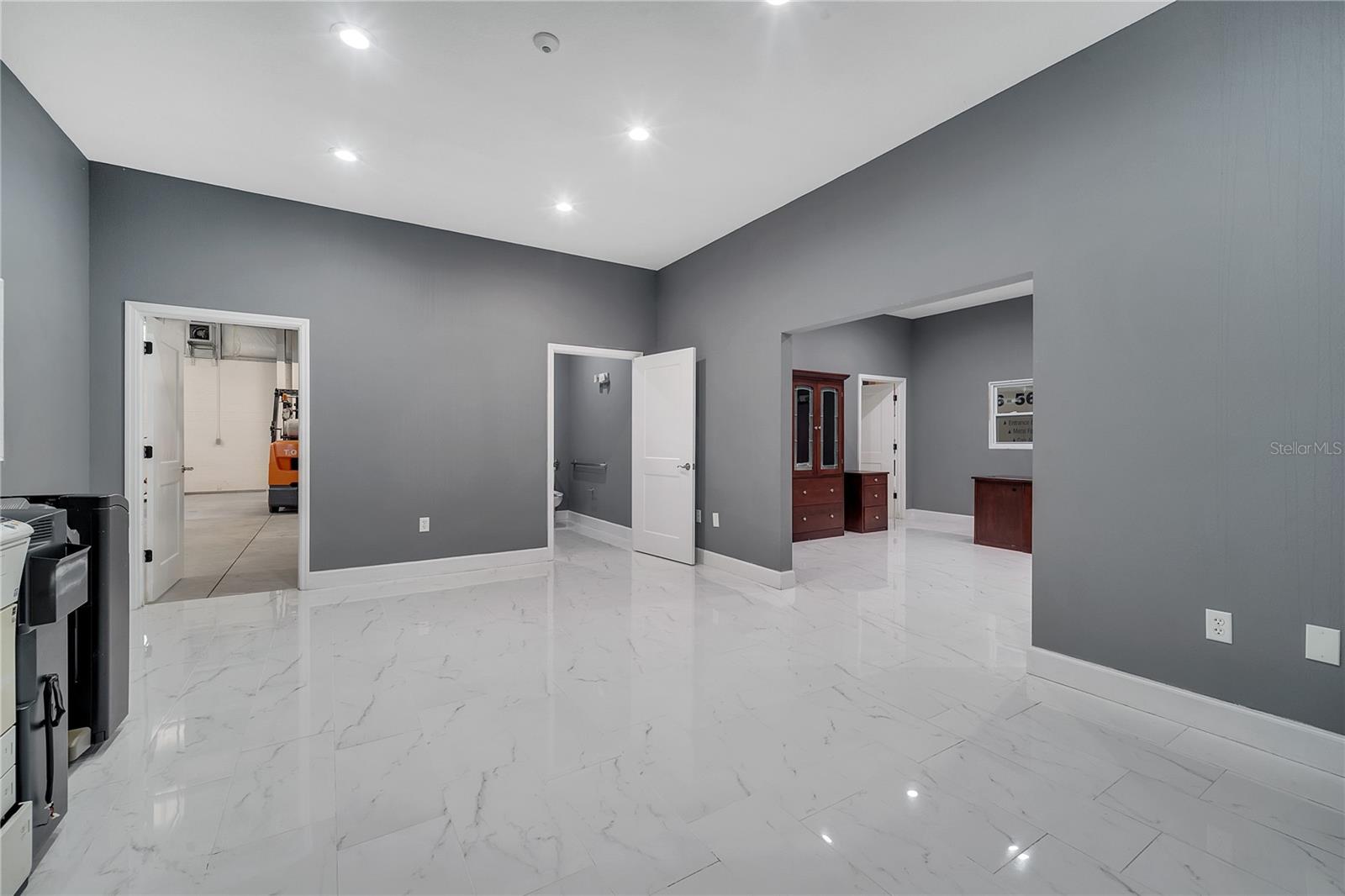 Image 29 of 35 For 560 Barry Street