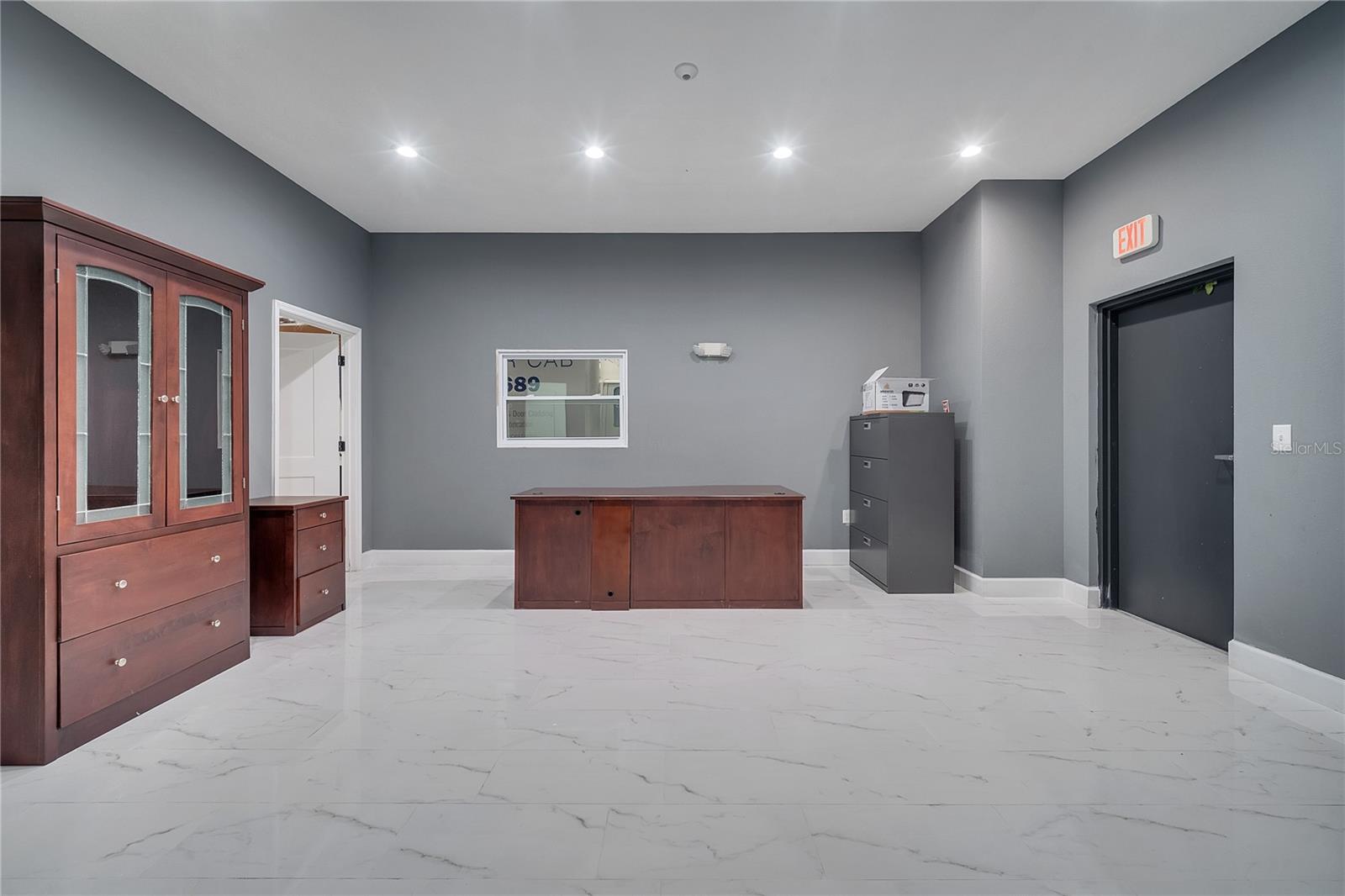 Image 31 of 35 For 560 Barry Street