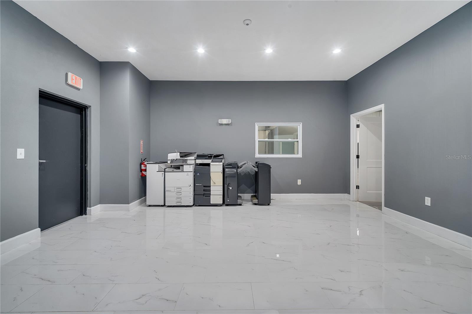 Image 32 of 35 For 560 Barry Street