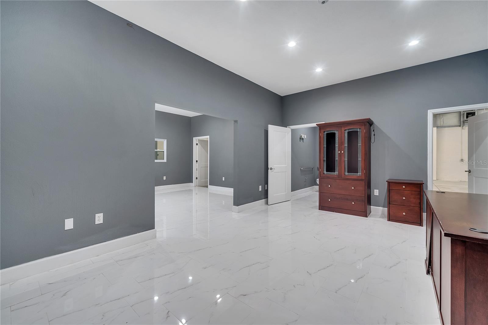 Image 33 of 35 For 560 Barry Street