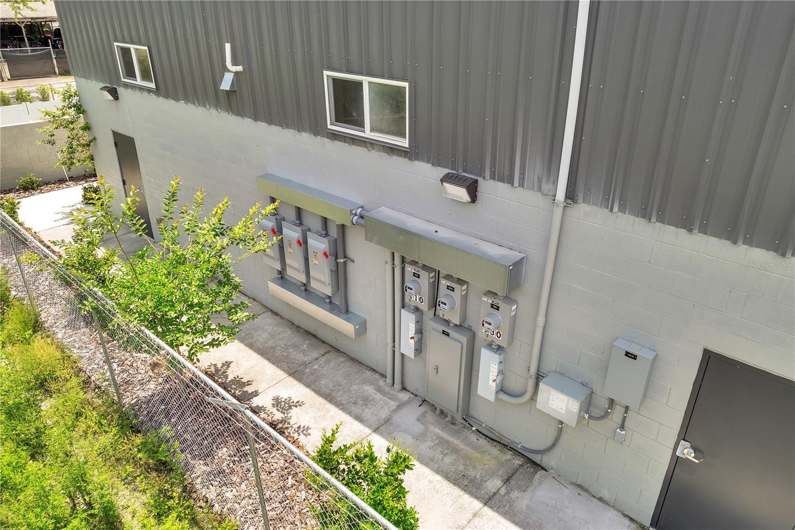 Image 9 of 35 For 560 Barry Street