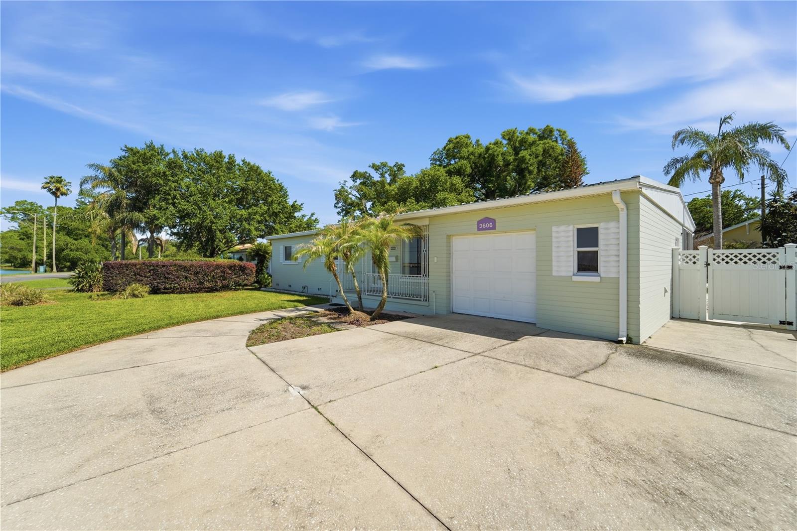 Image 3 of 36 For 3606 Lake Underhill Road