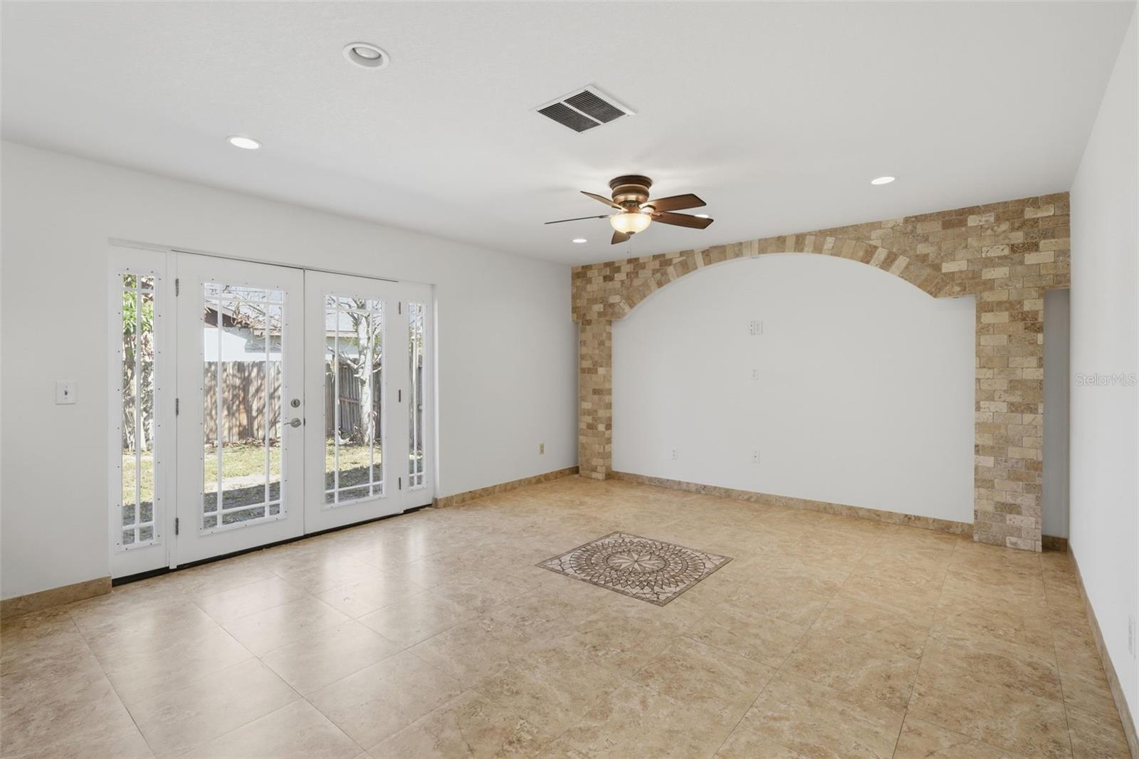 Image 20 of 41 For 980 Hickory Court