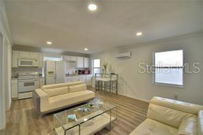 Image 4 of 28 For 2405 Roslyn Lane C