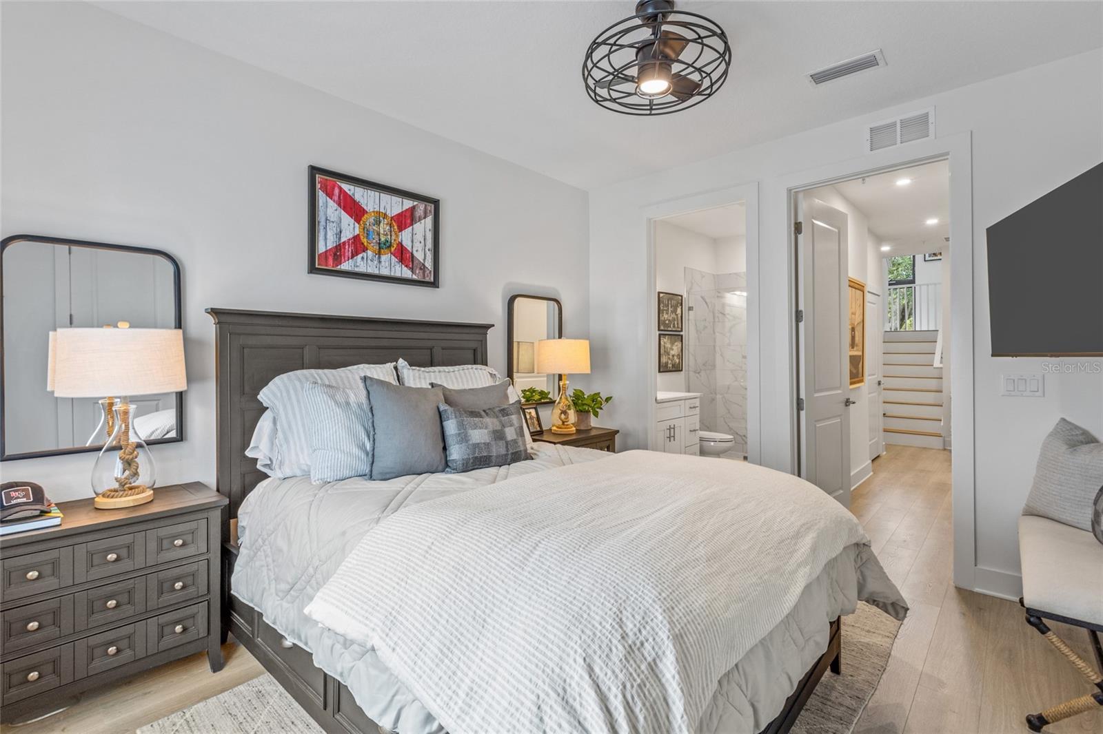 Image 14 of 18 For 218 Park Lake Street 8