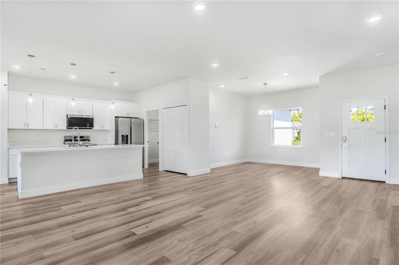Listing photo id 3 for 3908 171st Lane