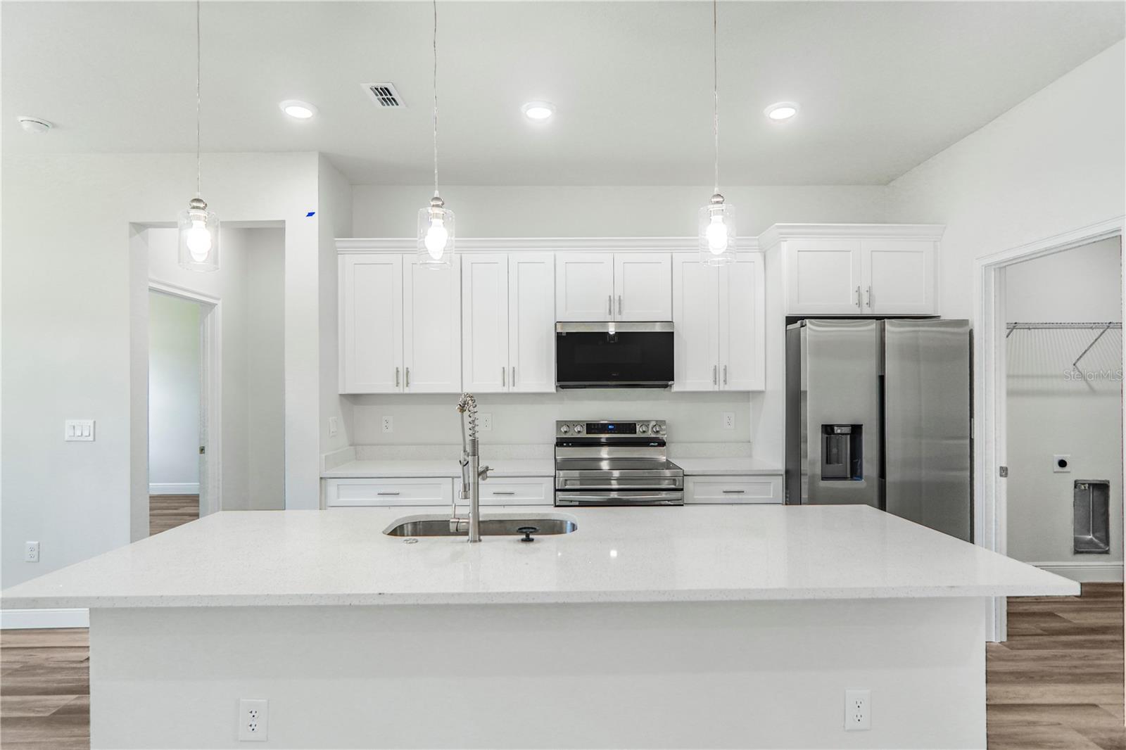 Listing photo id 4 for 3908 171st Lane