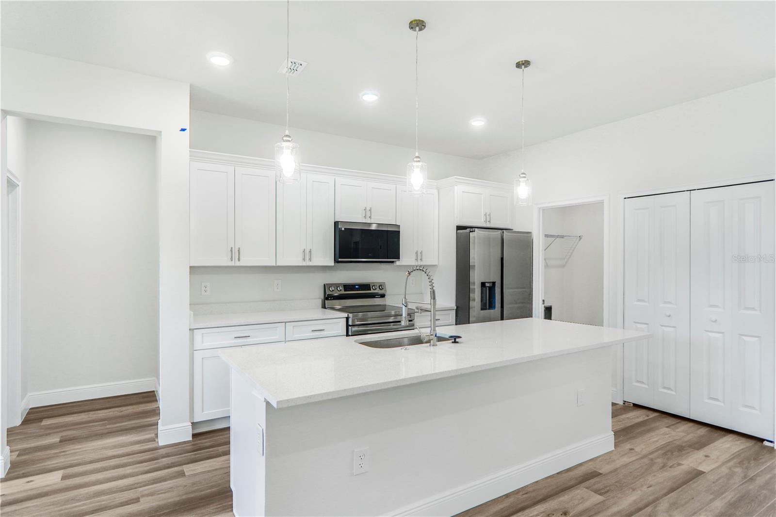 Listing photo id 5 for 3908 171st Lane