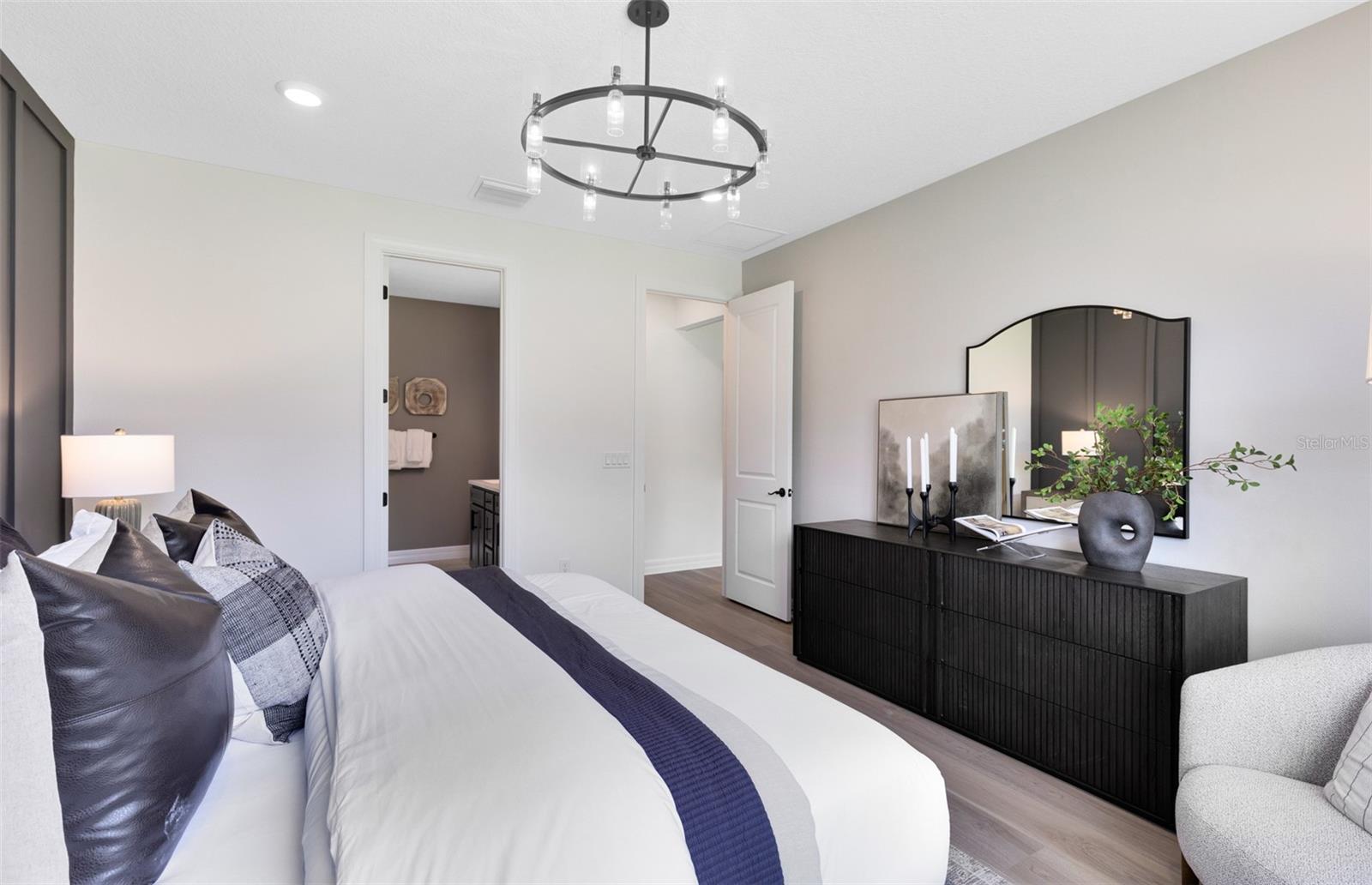 Image 15 of 27 For 9927 Leafy Oak Street