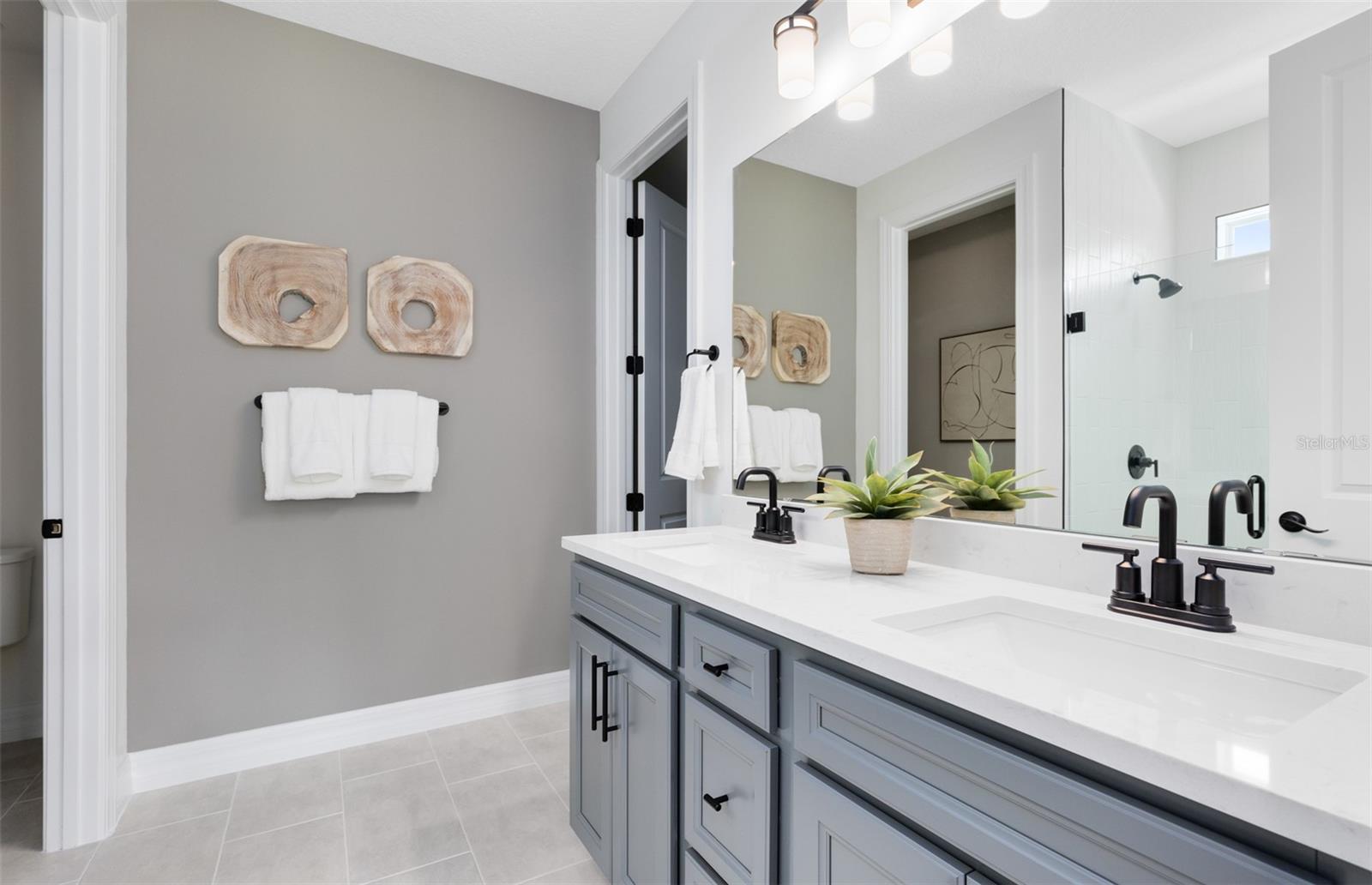 Image 16 of 27 For 9927 Leafy Oak Street