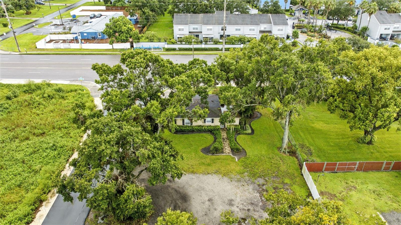 Image 4 of 11 For 10418 Bloomingdale Avenue