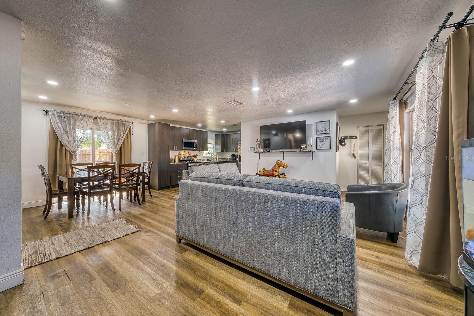 Listing photo id 8 for 5919 Luzon Drive