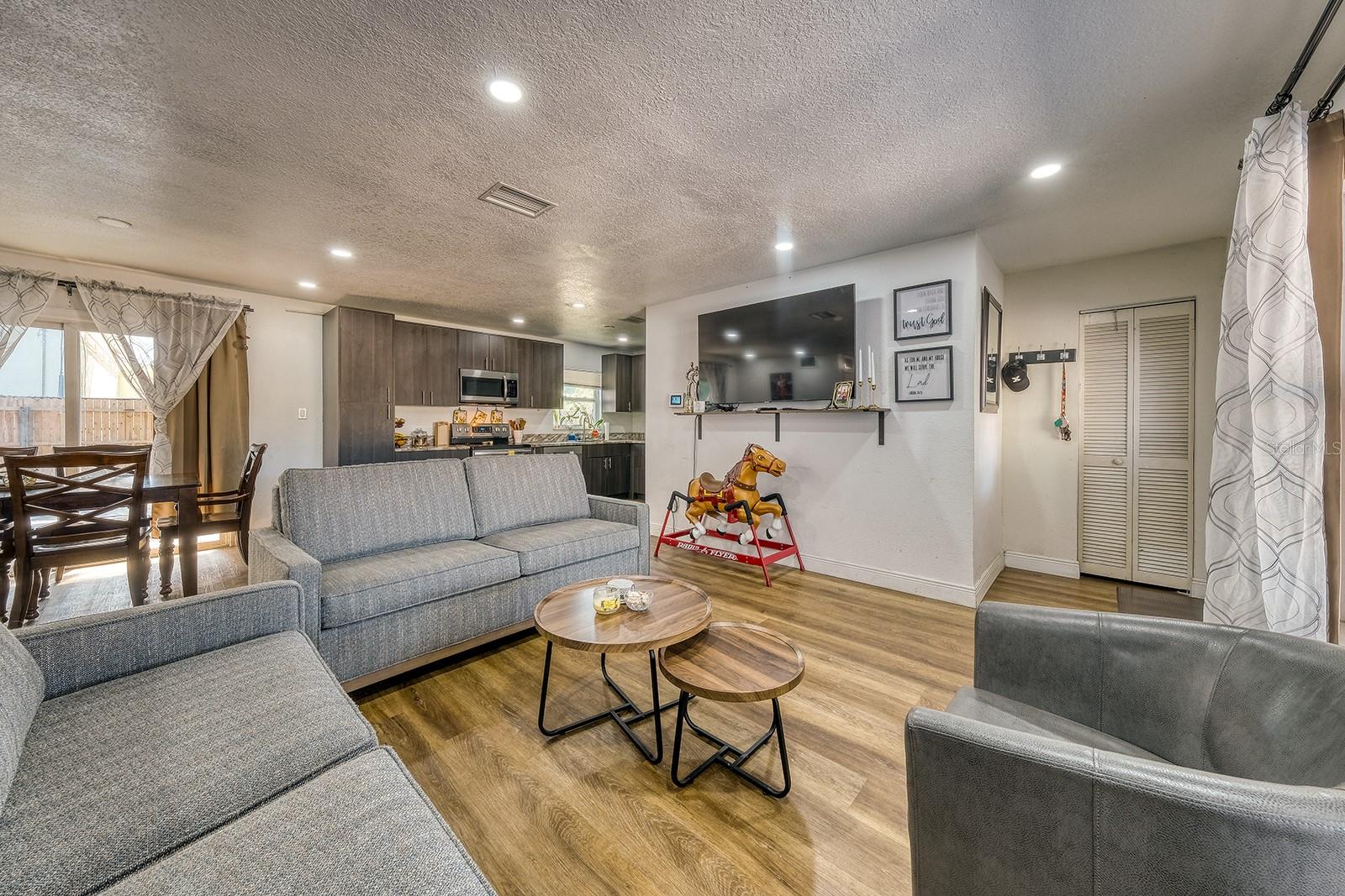 Listing photo id 9 for 5919 Luzon Drive