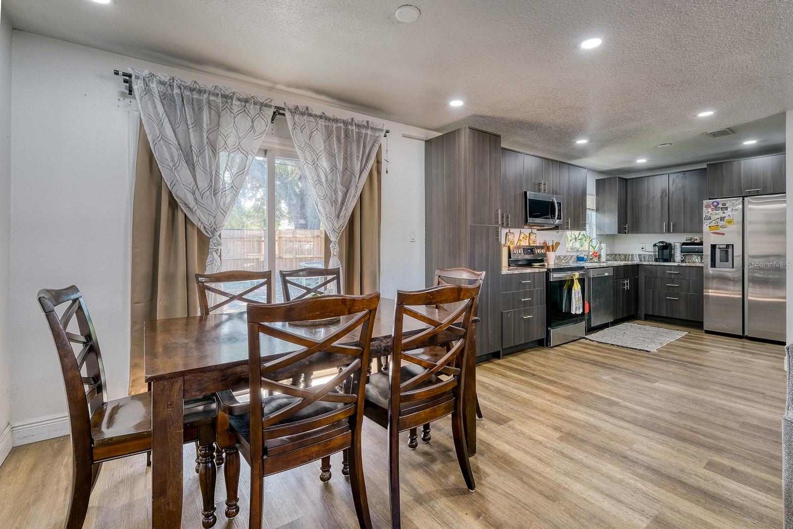 Listing photo id 10 for 5919 Luzon Drive