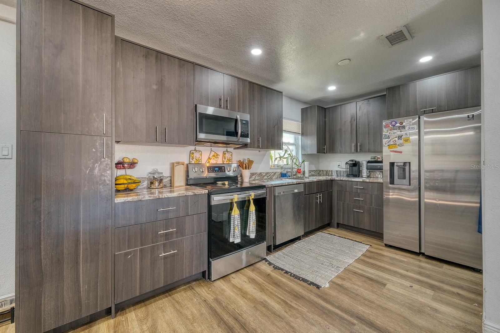 Listing photo id 11 for 5919 Luzon Drive