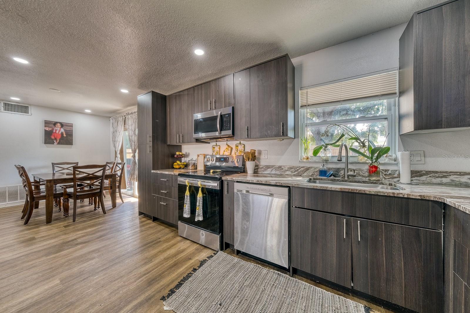 Listing photo id 12 for 5919 Luzon Drive