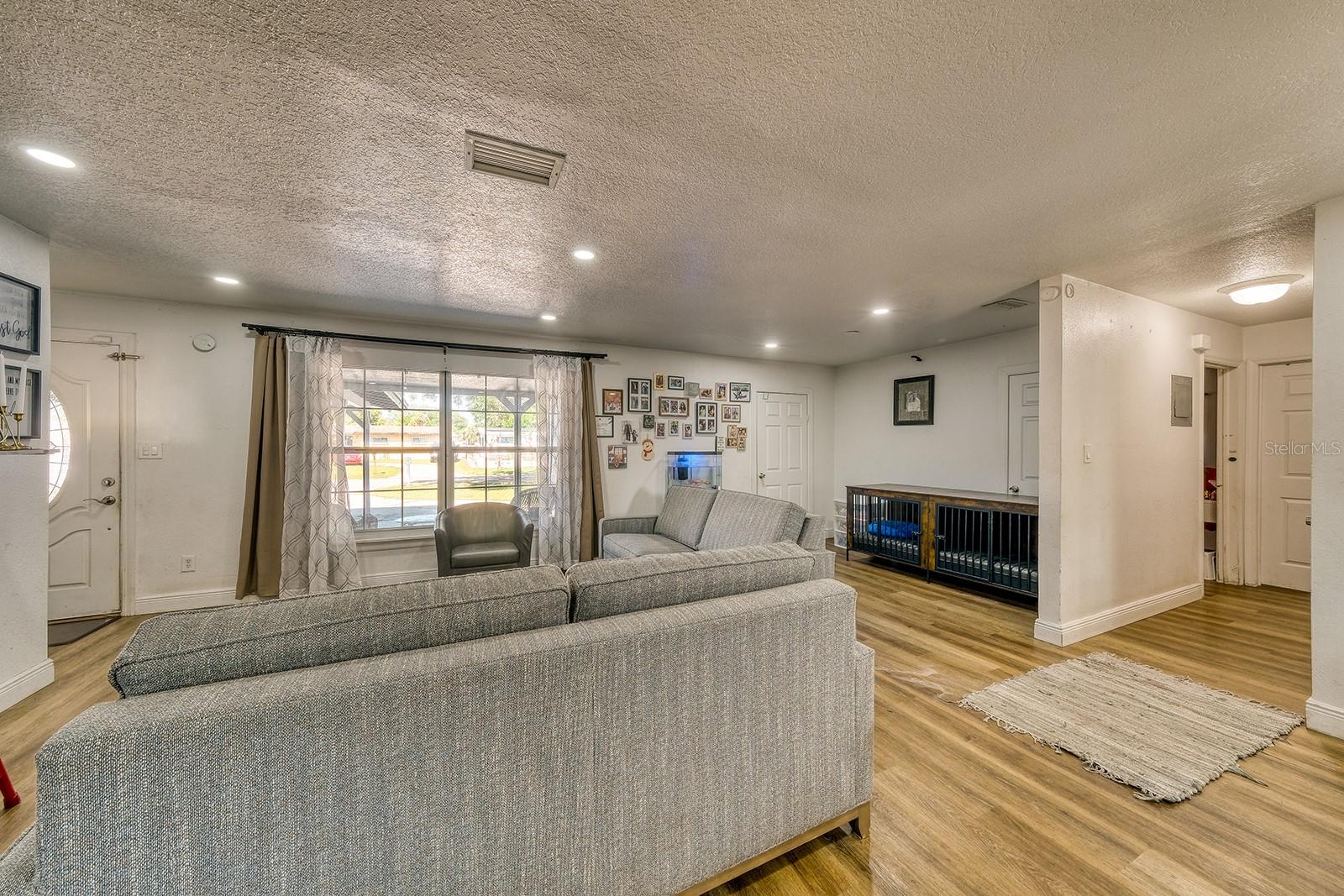 Listing photo id 14 for 5919 Luzon Drive