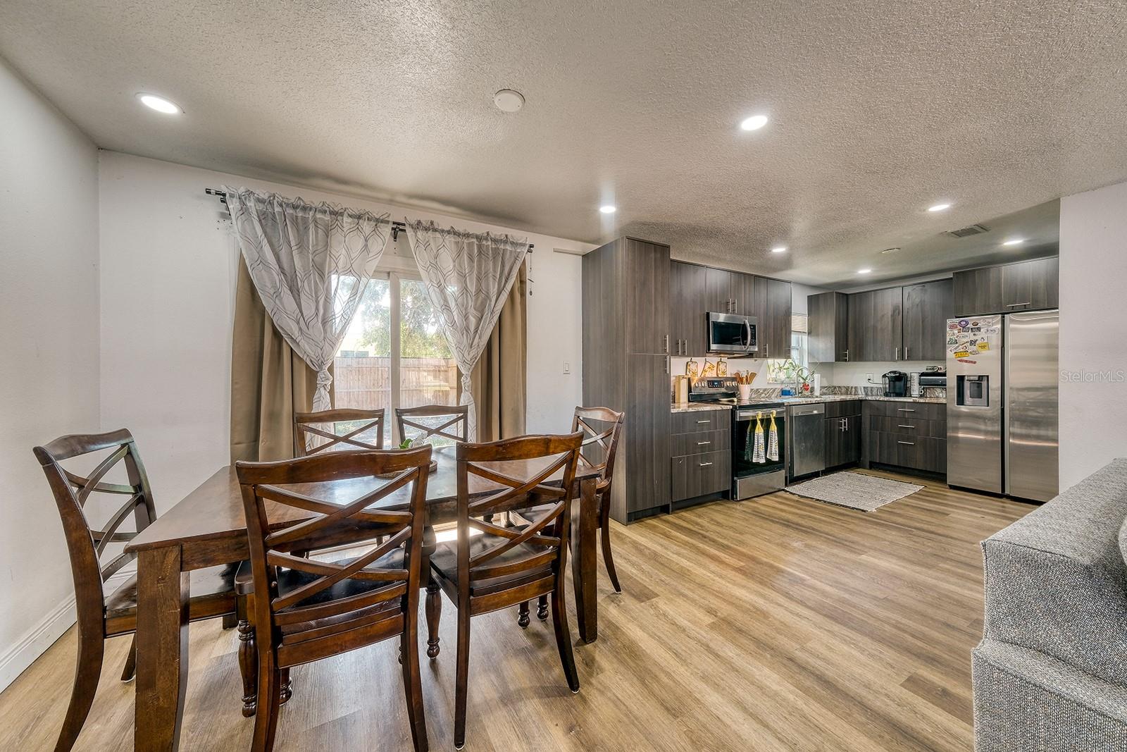 Listing photo id 15 for 5919 Luzon Drive