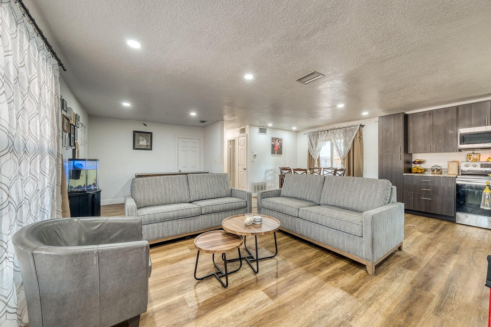 Listing photo id 2 for 5919 Luzon Drive