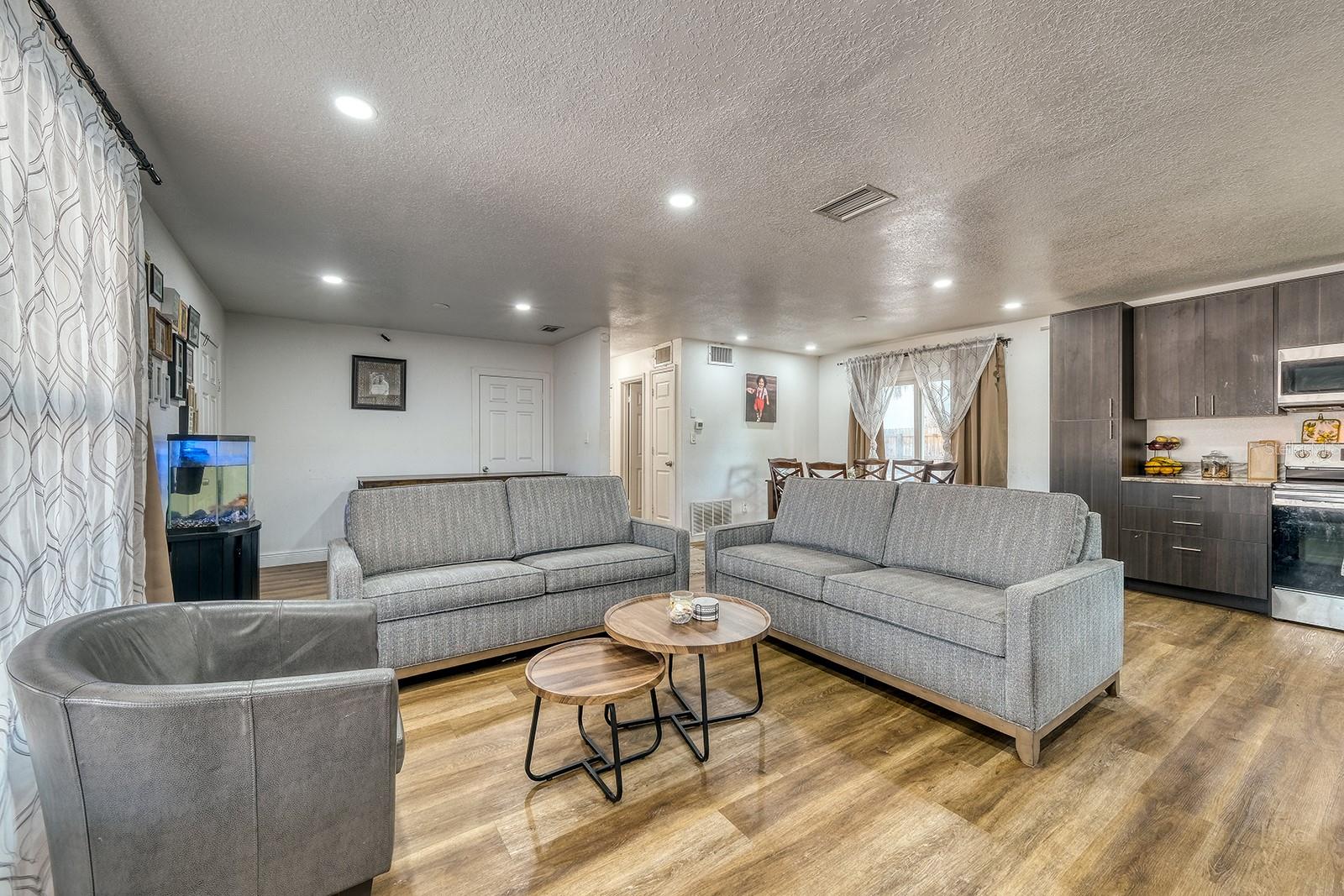 Listing photo id 3 for 5919 Luzon Drive