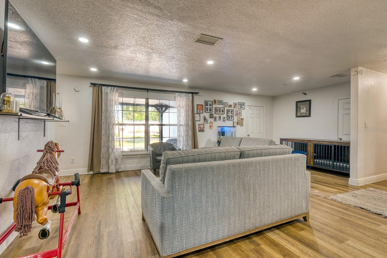 Listing photo id 4 for 5919 Luzon Drive