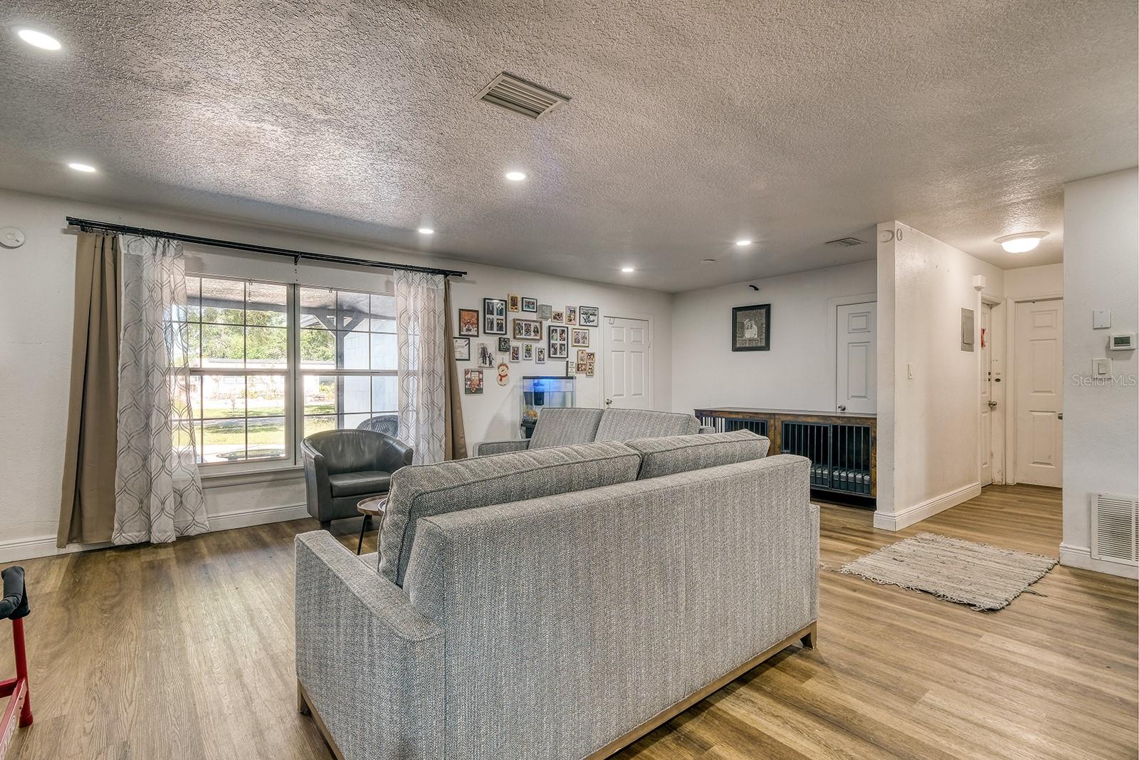 Listing photo id 5 for 5919 Luzon Drive