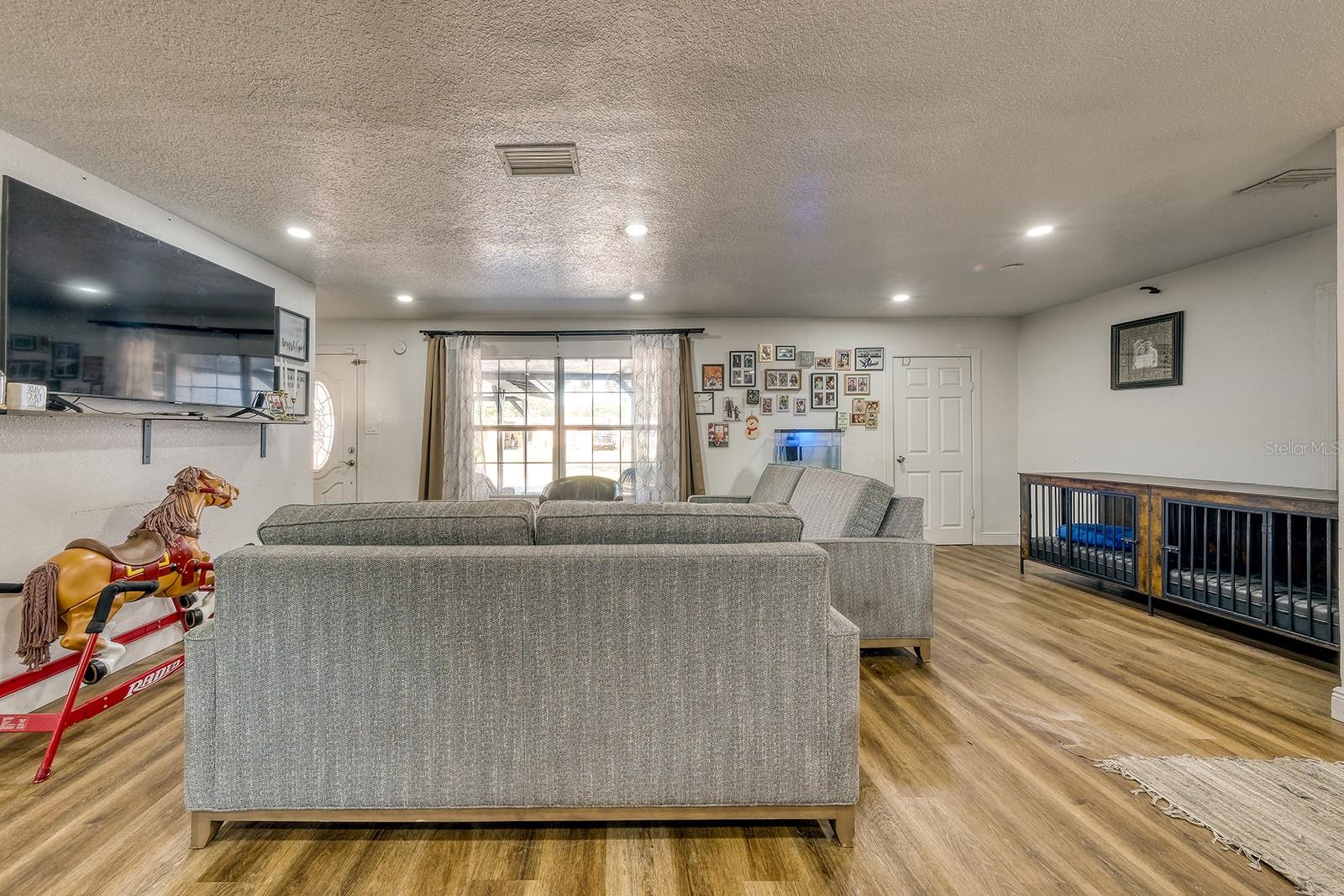 Listing photo id 6 for 5919 Luzon Drive