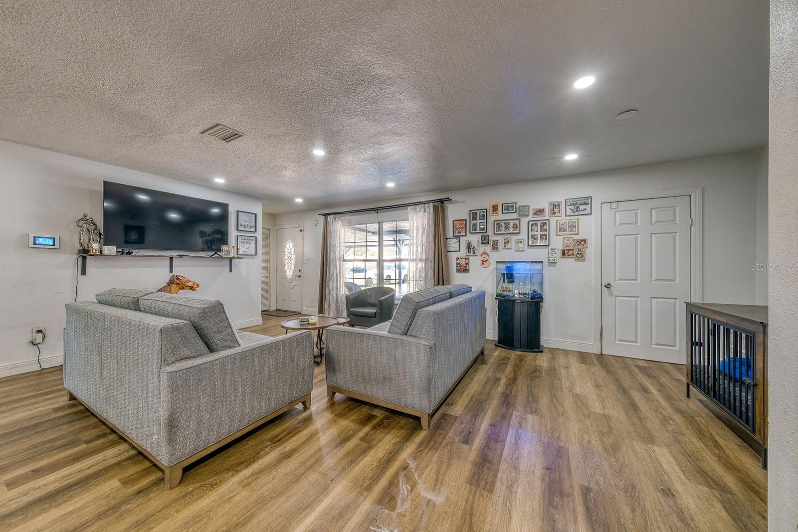 Listing photo id 7 for 5919 Luzon Drive