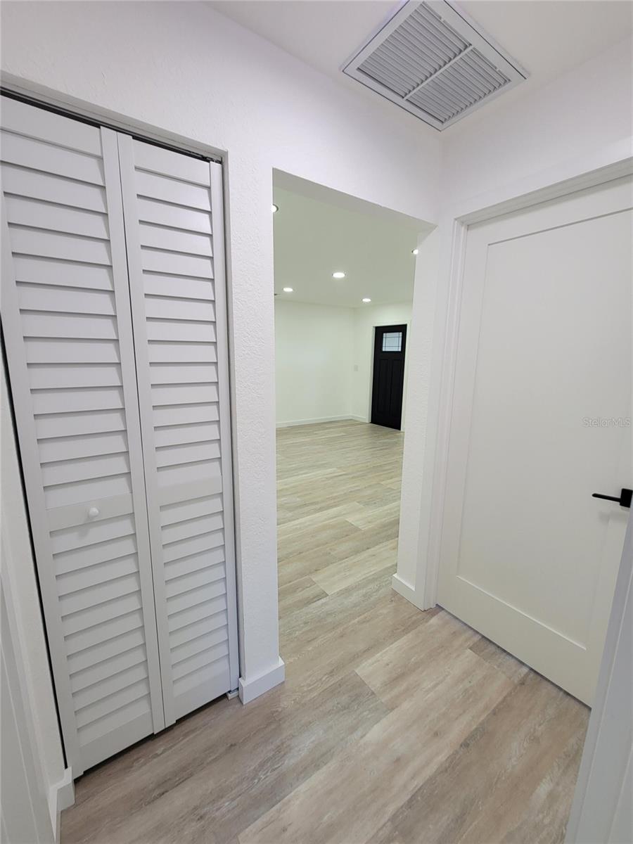 Image 11 of 27 For 328 Bay Street