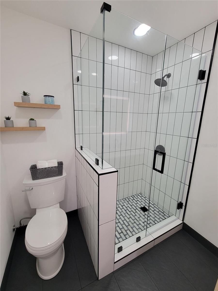 Image 12 of 27 For 328 Bay Street