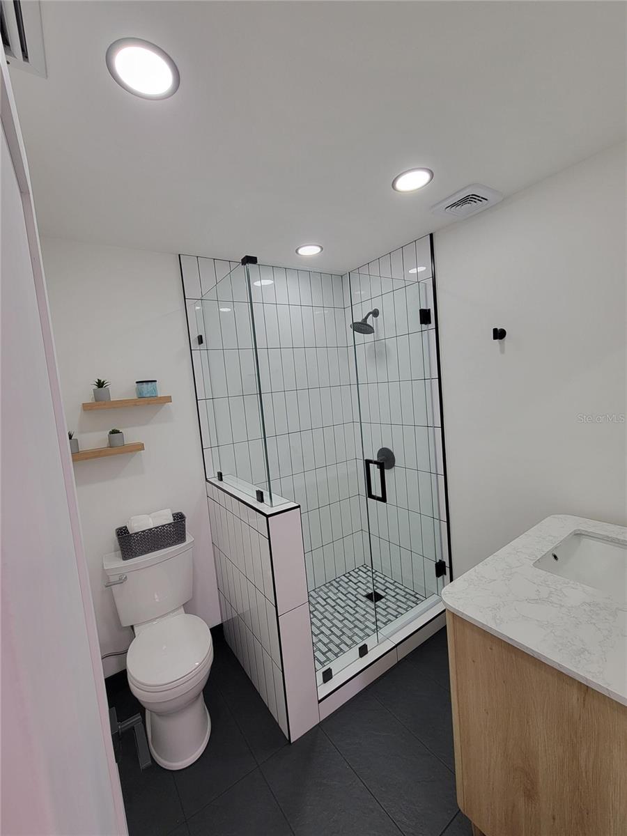 Image 16 of 27 For 328 Bay Street