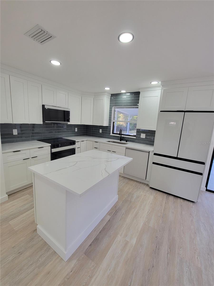 Image 18 of 27 For 328 Bay Street