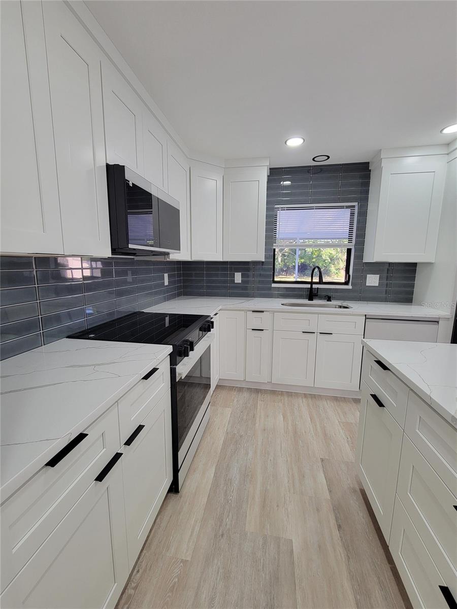 Image 20 of 27 For 328 Bay Street