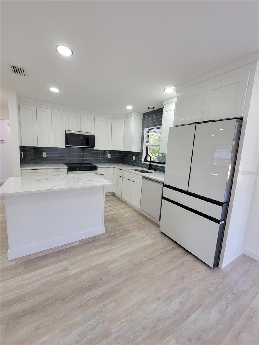 Image 21 of 27 For 328 Bay Street