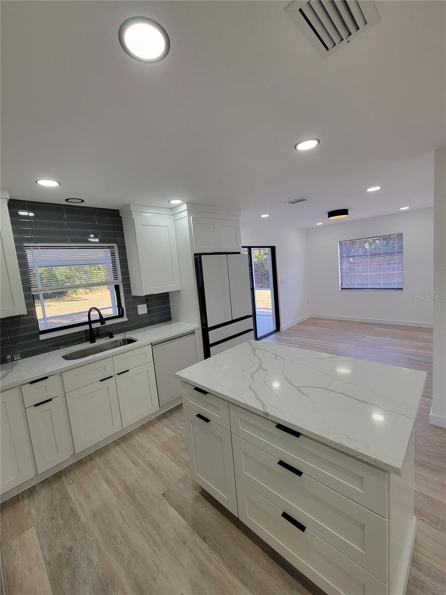 Image 22 of 27 For 328 Bay Street