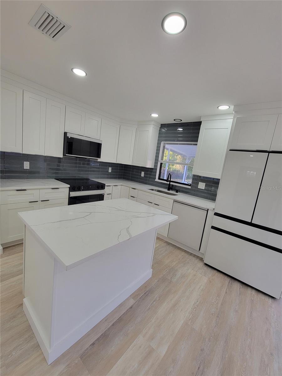 Image 23 of 27 For 328 Bay Street