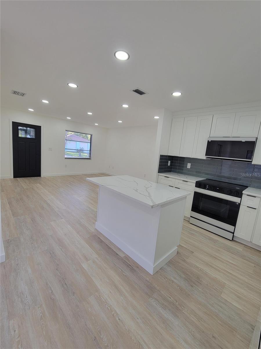 Image 24 of 27 For 328 Bay Street